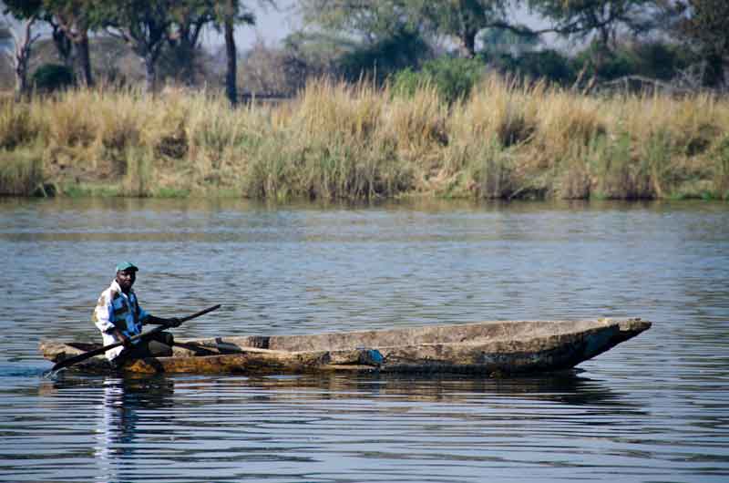39 - Zambia - Kazungula - rio Zambeze - pescador